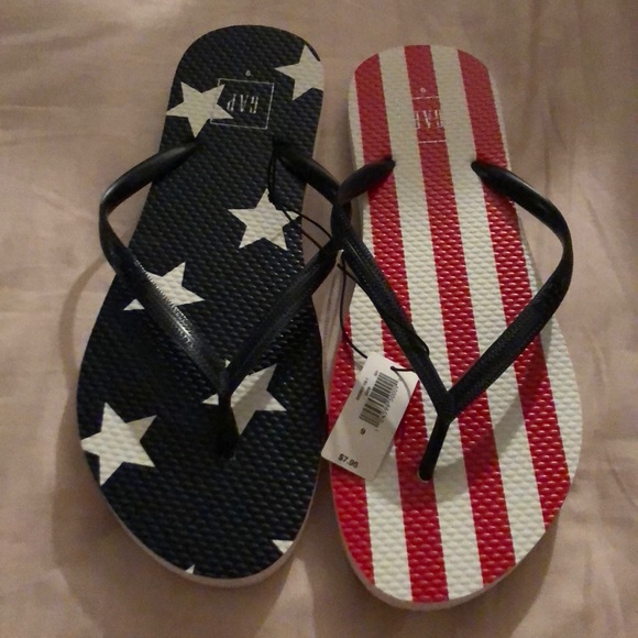 GAP Shoes - NWT gap American flip flops 9-10 L